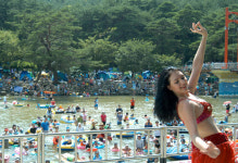 물장구 치고, 연극보고