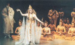 [춤과 그들]부채춤 꽃봉오리 피우다