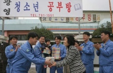 [이슈&포커스]광양제철소, 주변학교 등에 책선물