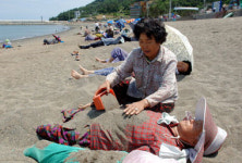 [쉼터]여수 만성리서 검은모래찜질 즐기세요