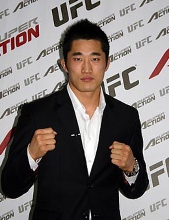 김동현, 팔꿈치 공격으로 UFC 데뷔전 TKO승