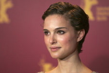 할리우드 스타 포트먼 감독 변신