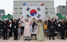 쪼개진 8·15…‘건국 60년’ 논란 정치권 양분