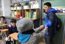 “선생님 멀리 안가, 너희 만나 행복했어”