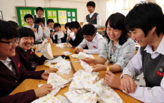 한땀에 사랑, 한땀에 소망… 입양아 위해 ‘바느질 봉사’