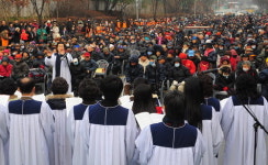 재단법인 강원유마힐포교회 | [포토뉴스]거리 성탄예배…“모두에게 축복을”