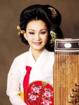 12줄 가야금의 음률로 청중을 홀린다