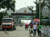 “10위안 내고 건너와 200위안쯤 벌어 가죠”