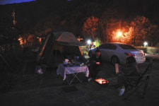 [한국의 캠핑장]캠핑 성지 가평, 섬 갈까 산 갈까 ‘가평 자라섬 vs. 연인산 캠핑장’