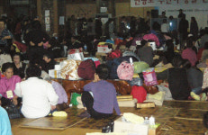 찜질방 한달째…연평 주민들의 하소연