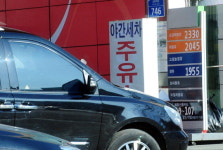 유가苦 모르는 별천지 ‘국회 앞 주유소’