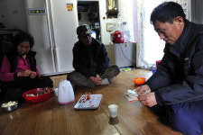 [포토다큐세상 2011]“할머니, 아들 정성 싣고 달려갑니다”