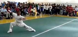 ‘날아간 검은 띠’ 우슈 경기중 바지 흘러내려