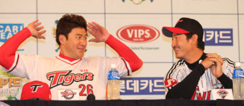 [포토뉴스]서재응 “박용택 선수 인기 부럽네요”