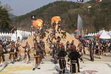 곡선의 풍요가 숨쉬는 ‘대가야 왕릉길’