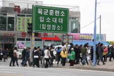 훈련병 면회 허용 … 들썩이는 논산