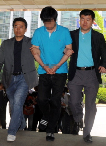 [경향포토]경찰청으로 들어가는 사제폭발물 사건 피의자