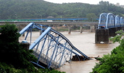 준설로 약해진 교각, 빨라진 유속 못버텨