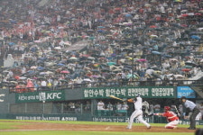[경향포토]잠실구장 우중혈전 ‘비따위는 물렀거라’