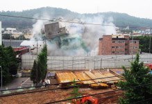 [포토뉴스]인천 ‘루원시티’ 15층 아파트 폭파 해체