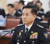 [경향포토]질의 듣는 이성규 청장