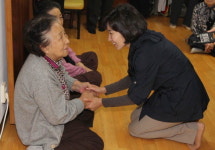 [경향포토]무릎 꿇은 나경원후보