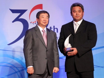 [경향포토]2011 프로야구 MVP 시상식 ‘최우수심판’에 전일수 심판