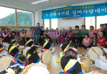 LG화학, 여수 노인요양시설에 ′孝 물품 선물′
