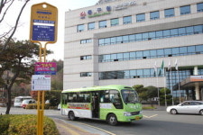 구청 광장에 버스 정류장