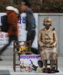 [포토뉴스]평화의 비 소녀상 발에 목도리