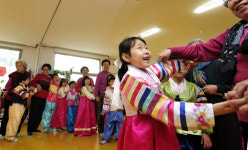 [포토뉴스]재롱잔치에 웃음꽃 핀 경로당