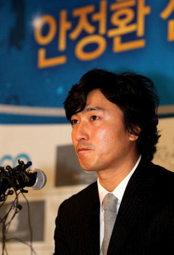 [경향포토]안정환 은퇴 기자회견, 골똘히 생각하는 모습