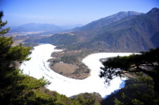 산천을 휘돌아 ‘한반도’를 품었네…충북 괴산 산막이마을