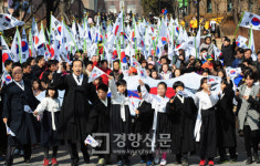 [경향포토]태극기 들고 3·1 만세 행진