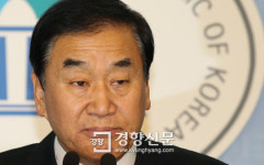 [경향포토]굳은 표정의 이재오