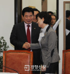 [경향포토]공천 탈락 김유정 의원 위로하는 원내대표