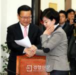 [경향포토]위로받는 김유정 의원
