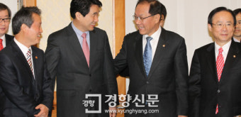 [경향포토]웃고는 있지만