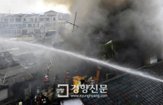 [경향포토]갈월동 주택화재 진압하는 소방대원들