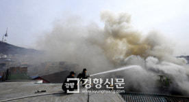 [경향포토]갈월동 화재 진압하는 소방대원들