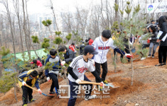 [경향포토]성미산 나무심는 어린이