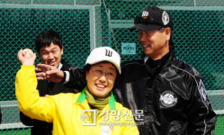 [경향포토]한명숙 야구 데뷔전