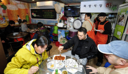 [경향포토]쌍용차 해고노동자 후원 1일식당에서 쭈꾸미 시식