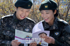 [경향포토]투표기다리는 여군들