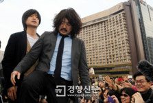 [경향포토]서울광장에 선 나꼼수