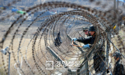 [경향포토]한강철책선 40여년만에 철거 시작