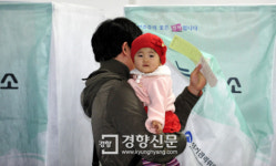 [경향포토]투표소 가는길
