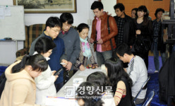 [경향포토]붐비는 강남 투표소