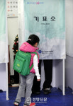 [경향포토]투표소 지켜보는 초등학생