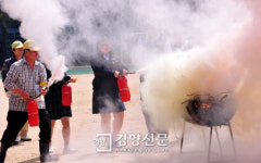 [경향포토]화재진압훈련하는 학생들